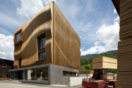Italští architekti zabalili kancelářskou budovu do dřevěných lamel