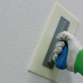 Zpracování jemné štukové omítky s rustikálním vzhledem