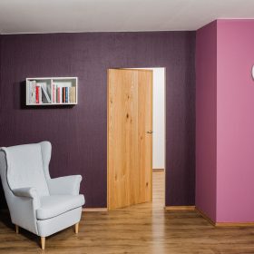 Designová sádrokartonová stěna se skrytou zárubní
