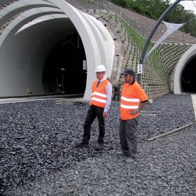 Stabilizace kolejového lože technologií lepení štěrku pryskyřicí