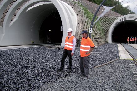 Stabilizace kolejového lože technologií lepení štěrku pryskyřicí