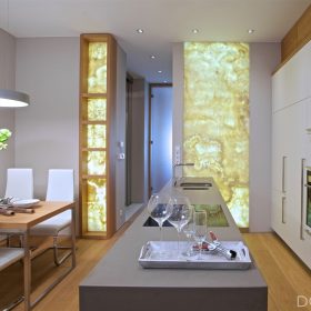 Malý byt s netradičním interiérovým prvkem - onyxem