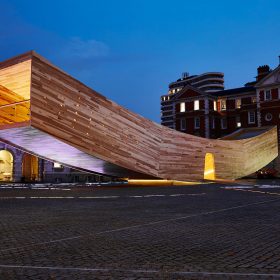 Obrovský smajlík na London Design Festival ukázal netušené možnosti dřeva jako konstrukčního materiálu