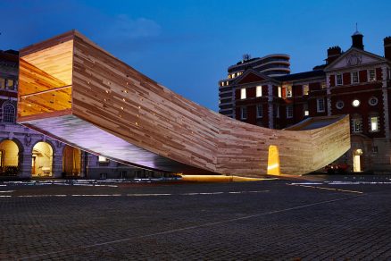 Obrovský smajlík na London Design Festival ukázal netušené možnosti dřeva jako konstrukčního materiálu