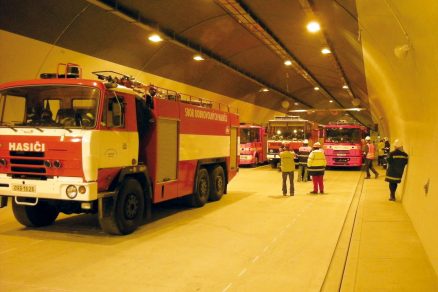 Bezdrátové komunikační systémy pro lokalizaci osob a předmětů v tunelech a rozsáhlých stavbách