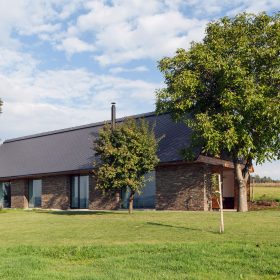 Stvořená k odpočinku: Klasická stodola z moderních materiálů má vlastní saunu
