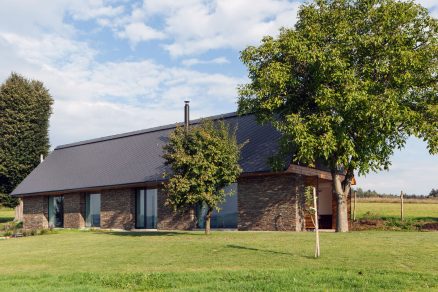 Stvořená k odpočinku: Klasická stodola z moderních materiálů má vlastní saunu