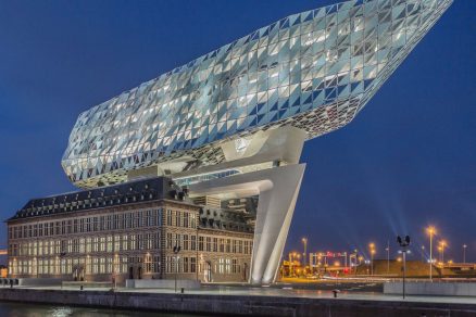 Diamantová loď v Antverpách se speciální fasádní konstrukcí Schüco