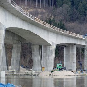 Estakáda na D3 v km 7,500 nad cestou I/18, tratí ŽSR a vodní nádrží Hričov