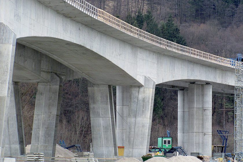 Estakáda na D3 v km 7,500 nad cestou I/18, tratí ŽSR a vodní nádrží Hričov