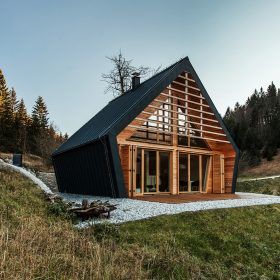 Oceněná dřevostavba slouží jako úkryt před nepřízní počasí