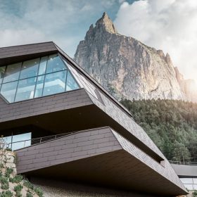 FANTAZIE ARCHITEKTURY: ÚDOLNÍ STANICE LANOVKY SEISER ALM OD FIRMY PREFA