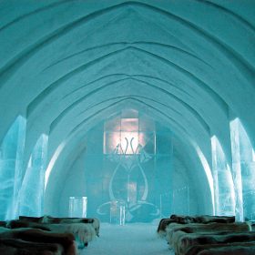 Neroztaje ani v létě: Proslulý ledový hotel ve Švédsku