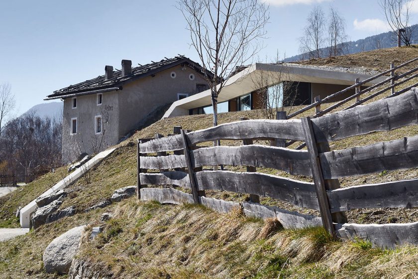 Moderní rozšíření historického statku se zčásti skrývá v terénu