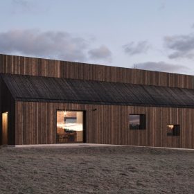 Komínový dům: Moderní odkaz na místní architekturu i řemesla