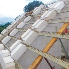 Šikmá střecha z pórobetonových masivních prvků