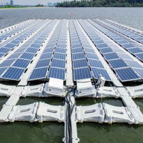 Zkušební projekt největší plovoucí fotovoltaické elektrárny