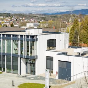 Sálavé vytápěcí systémy v budově s lehkým obvodovým pláštěm