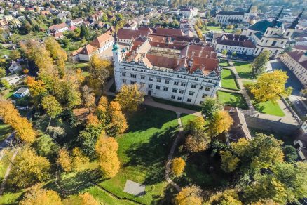 Šperky v zámeckém parku v Litomyšli