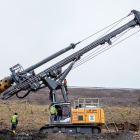 Velká vrtná souprava při dostavbě dálnice D8