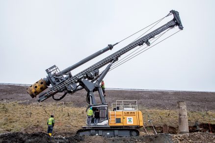 Velká vrtná souprava při dostavbě dálnice D8