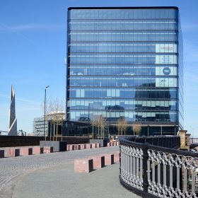 OBCHODNÍ CENTRUM 101 EMBANKMENT – OBLÉ ROHY NA CELOSKLENĚNÉ FASÁDĚ