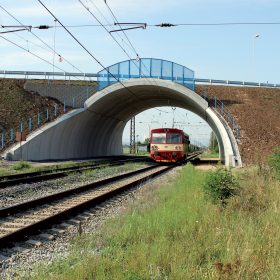 Mimoúrovňová křížení na železnicích – příklady bezpečné a rychlé realizace