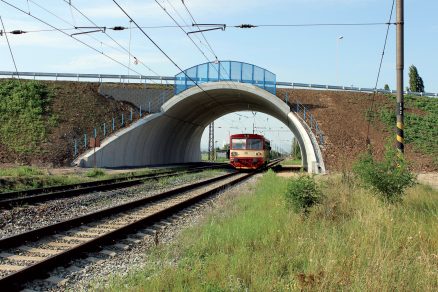 Mimoúrovňová křížení na železnicích – příklady bezpečné a rychlé realizace