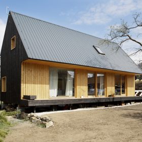 Architekt si postavil dům s opálenou fasádou