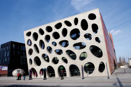 Barevné betony rozšiřují možnosti využití betonů v moderní architektuře