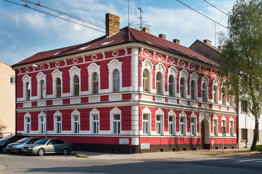 Dům na Lidické v Českých Budějovicích zdobí dlouhovousá omítka