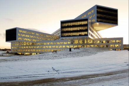 Inovativní kancelářský komplex na pobřeží fjordu