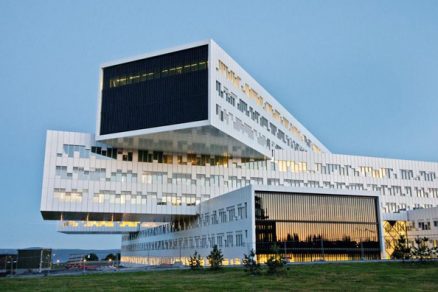 Kancelářská budova s „pixelovou“ fasádou a unikátní stínicí technikou
