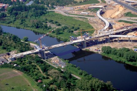 Most přes Vltavu na dálničním okruhu kolem Prahy