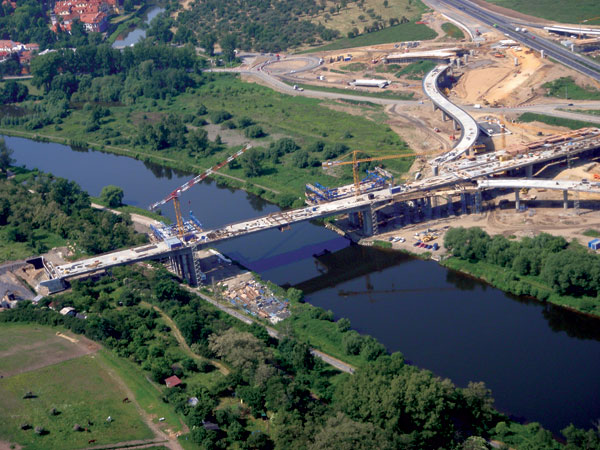Most přes Vltavu na dálničním okruhu kolem Prahy
