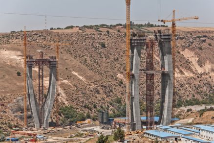 Most v Maroku roste se šplhacími automaty Doka
