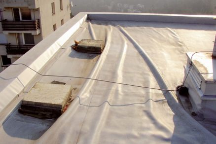 Oprava dvouplášťové ploché střechy před a po orkánu Kyrill