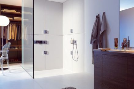 Pohled Philippa Starcka na sprchu