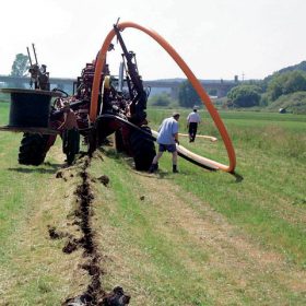 Pokládka potrubí, kabelů a chrániček metodou pluhování