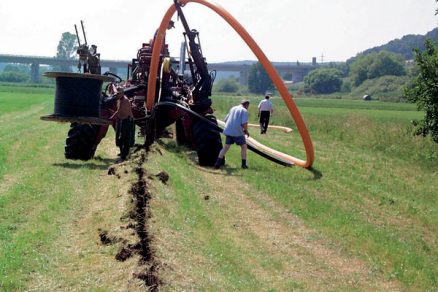 Pokládka potrubí, kabelů a chrániček metodou pluhování