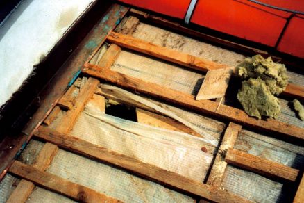 Poruchy šikmých střech obytných podkroví a nástaveb