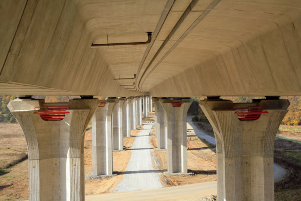 Prefabrikace nosných konstrukcí mostů umožňuje zrychlení výstavby