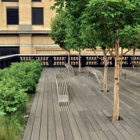 Promenáda High Line nad rušnými ulicemi New Yorku