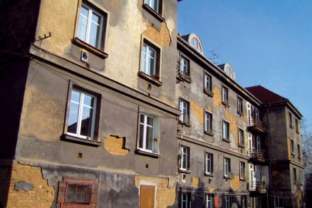 Sanace vlhkého zdiva a zateplení bytového domu v Plzni