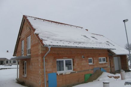 Sněhová nadílka prověřila kvalitu protisněhových opatření na střechách