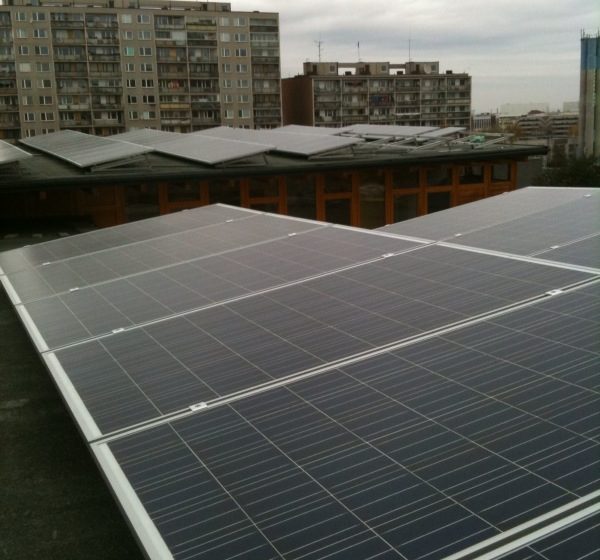 Solární panely na střeše kulturního centra
