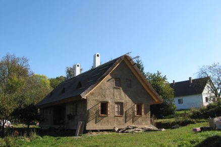 Splněný sen: nízkoenergetický dům ze slámy za 2 mil. korun