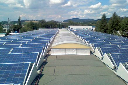 Střešní a moderní integrované fotovoltaické systémy na budovách