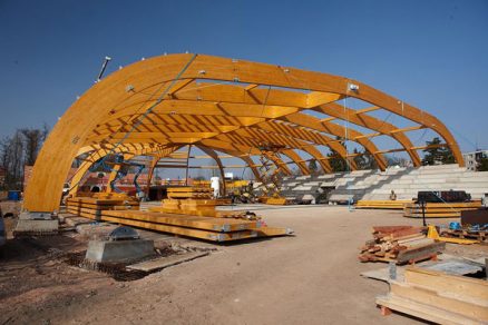 Unikátní konstrukce jičínského zimního stadionu z lepeného lamelového dřeva