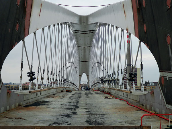 Vltavu překlenul nový Trojský most z vysokohodnotných betonů